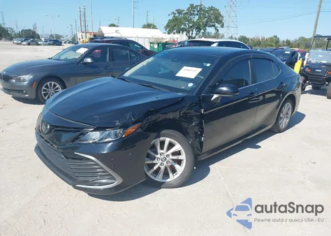 2021 Toyota Camry Le z USA, uszkodzony, nr VIN 4T1C11AK6MU563015